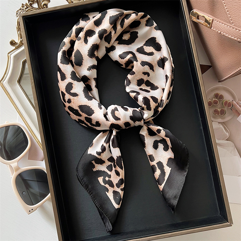 Syal sutra motif macan tutul m - Scarf Silk Square ulasan dan harga